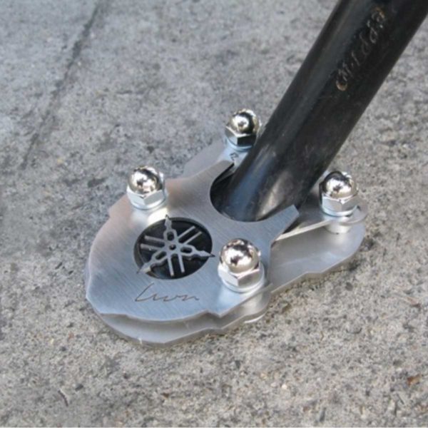 Base para pata gris de Yamaha XTZ instalado