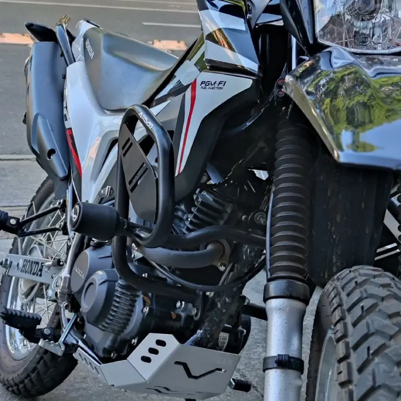 Pechera cubre cárter para moto Honda XR 150 instalada Pechera cubre cárter para moto Honda XR 150 instalada