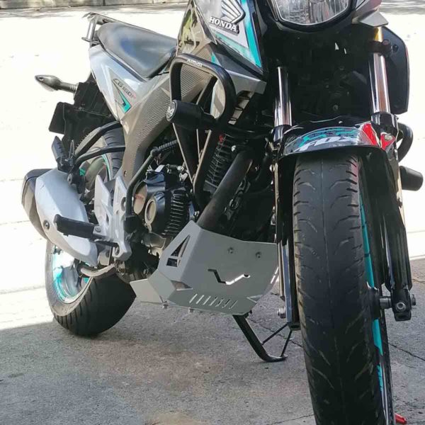 Pechera cubrecarter para Honda CB 160F instalada