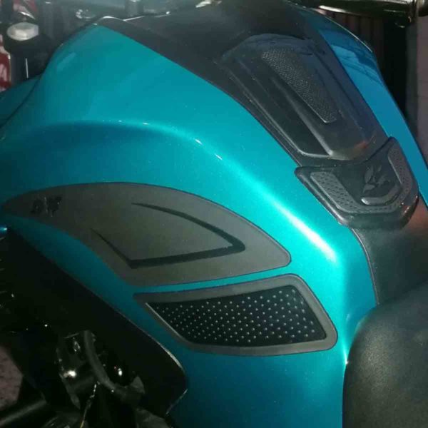 Cauchos protectores de tanque completos para Yamaha FZ 250 instalado