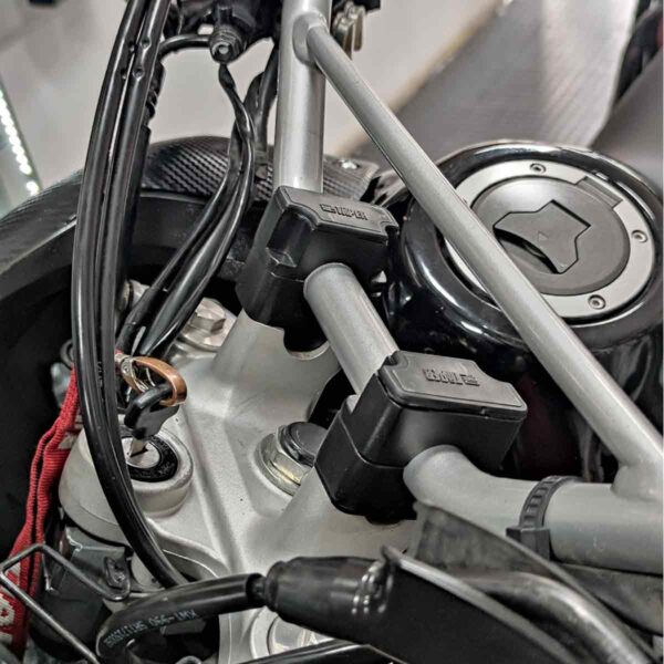 Realces de manubrio para Yamaha FZ2.0 y FZ 250 instalado