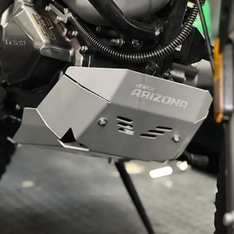 Pechera Cubre Cárter para Victory MRX Arizona gris | Protector de Motor instalado Pechera Cubre Cárter para Victory MRX Arizona gris | Protector de Motor instalado