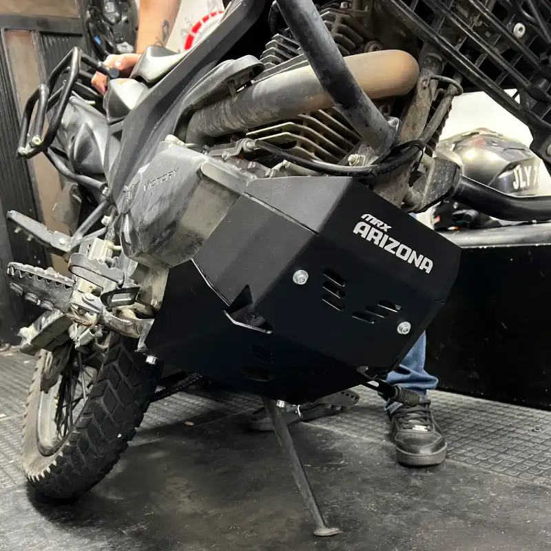 Pechera Cubre Cárter para Victory MRX Arizona negra | Protector de Motor instalado Pechera Cubre Cárter para Victory MRX Arizona negra | Protector de Motor instalado