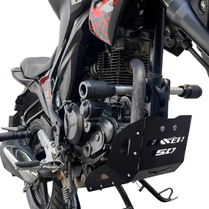 Pechera para Suzuki Gixxer 150 negra – Cubre Cárter y Protector de Motor instalada Pechera para Suzuki Gixxer 150 negra – Cubre Cárter y Protector de Motor instalada